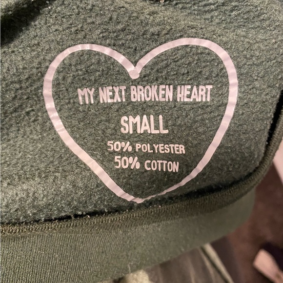 My next broken heart “Mountain Mama “crewneck. - Picture 3 of 4